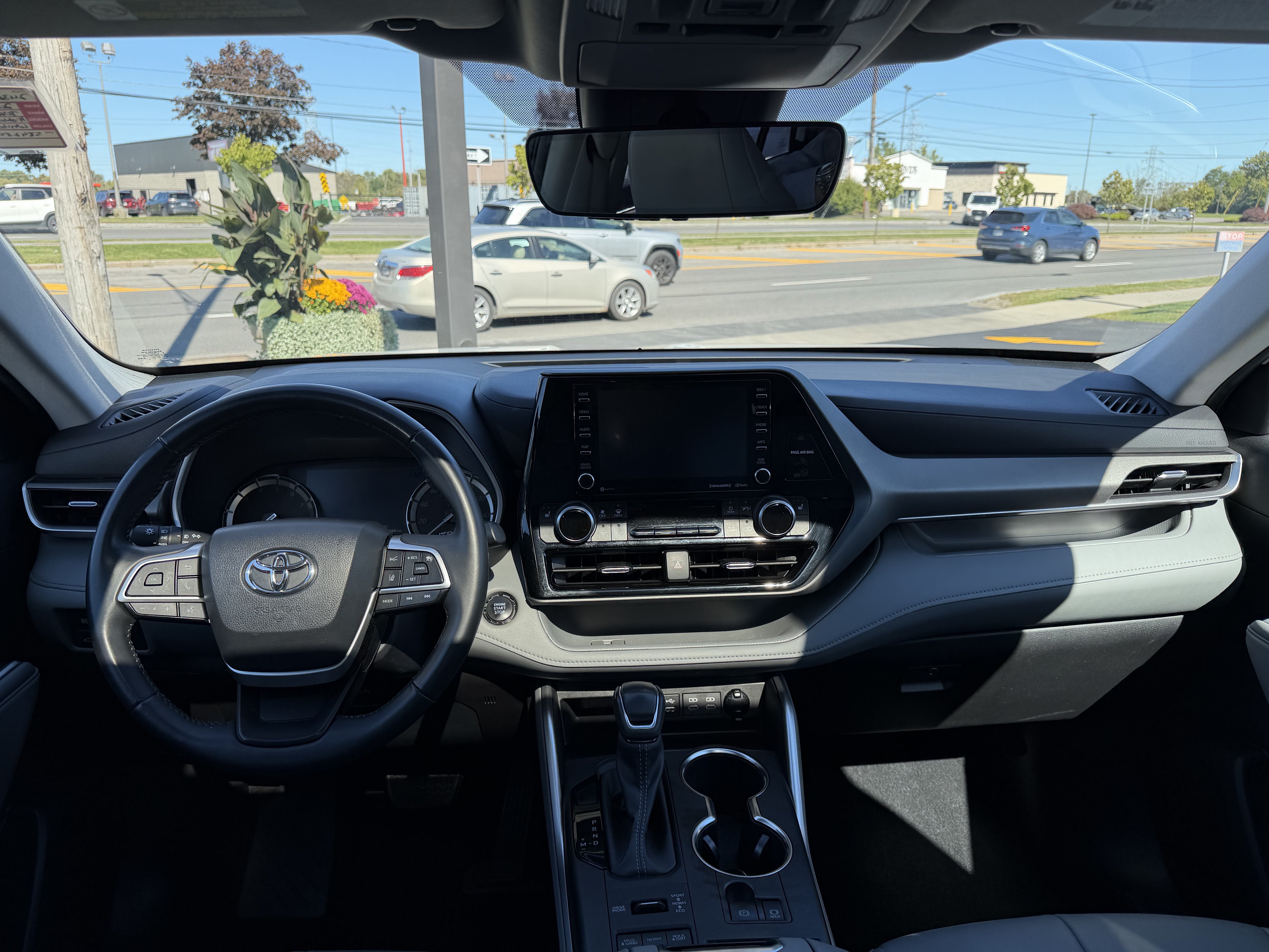 Used 2022 Toyota Highlander XLE AWD/4WD image 11