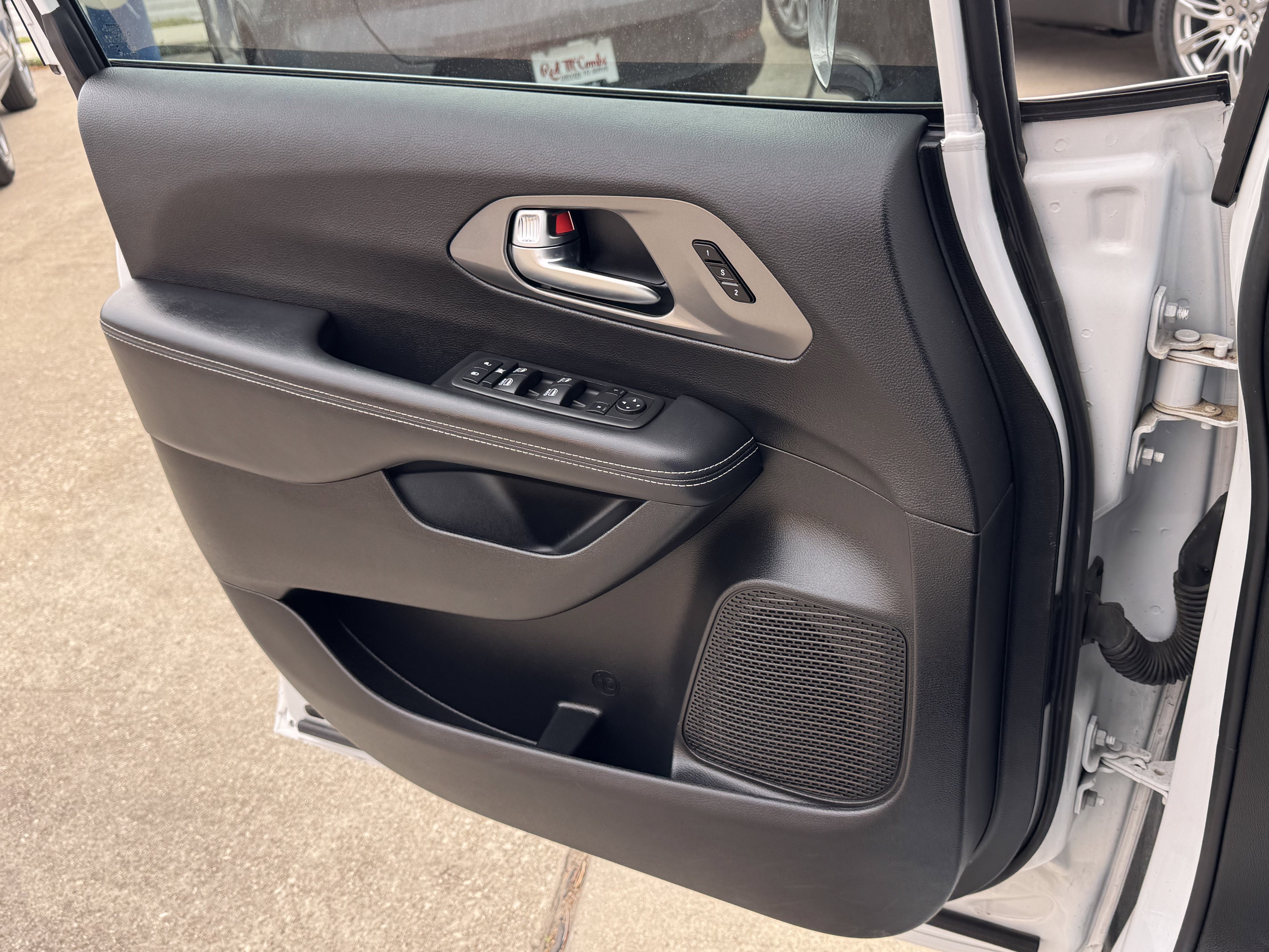 Used 2025 Chrysler Pacifica Select image 23
