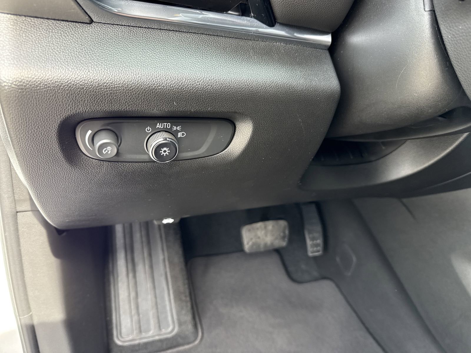 Used 2023 Chevrolet Traverse LT FWD image 18
