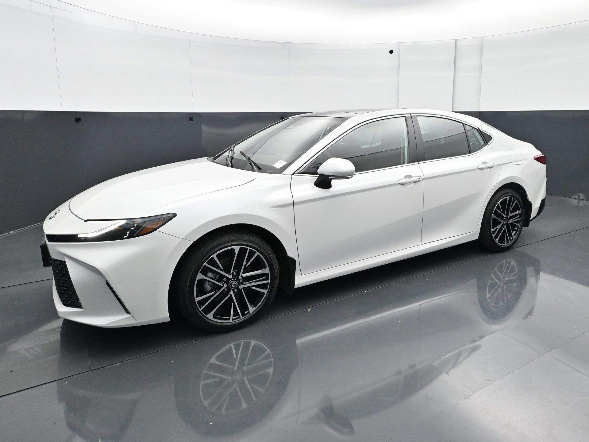 Used 2025 Toyota Camry XLE AWD/4WD image 2