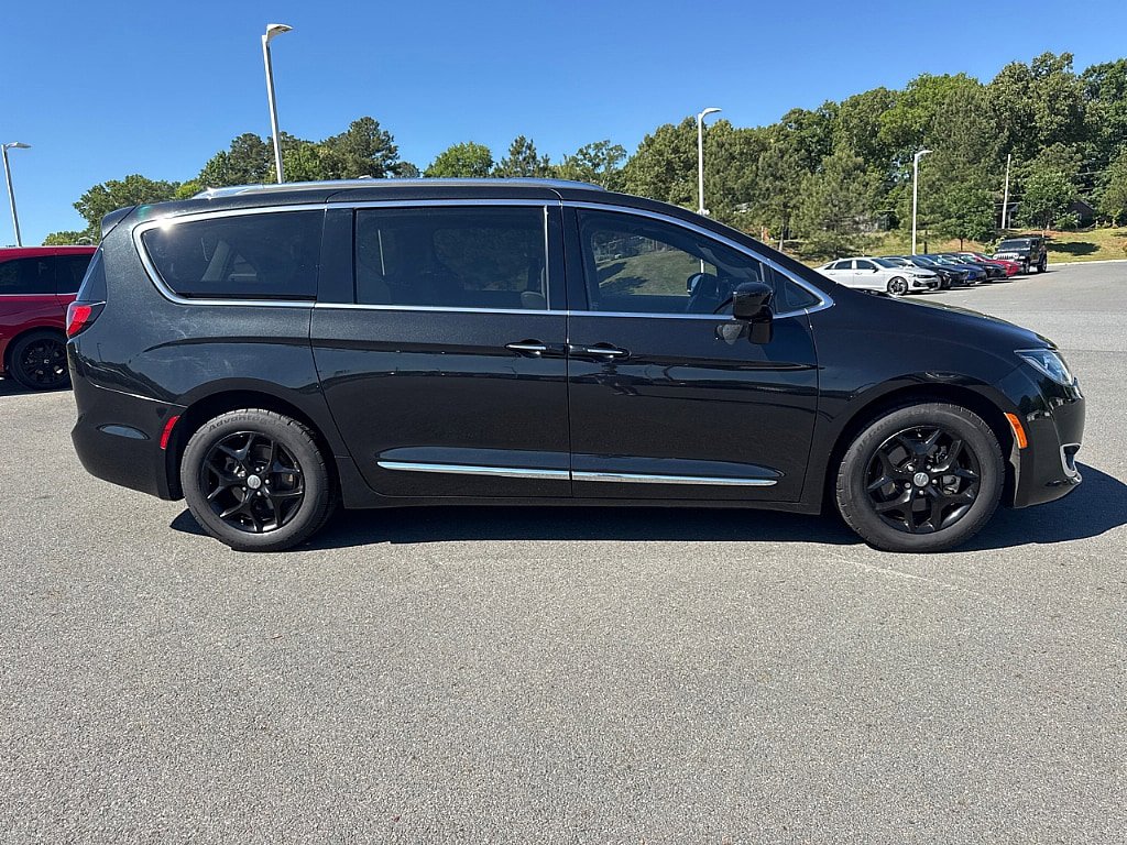 Used 2017 Chrysler Pacifica Touring-L Plus w/ Tire & Wheel Group FWD image 2