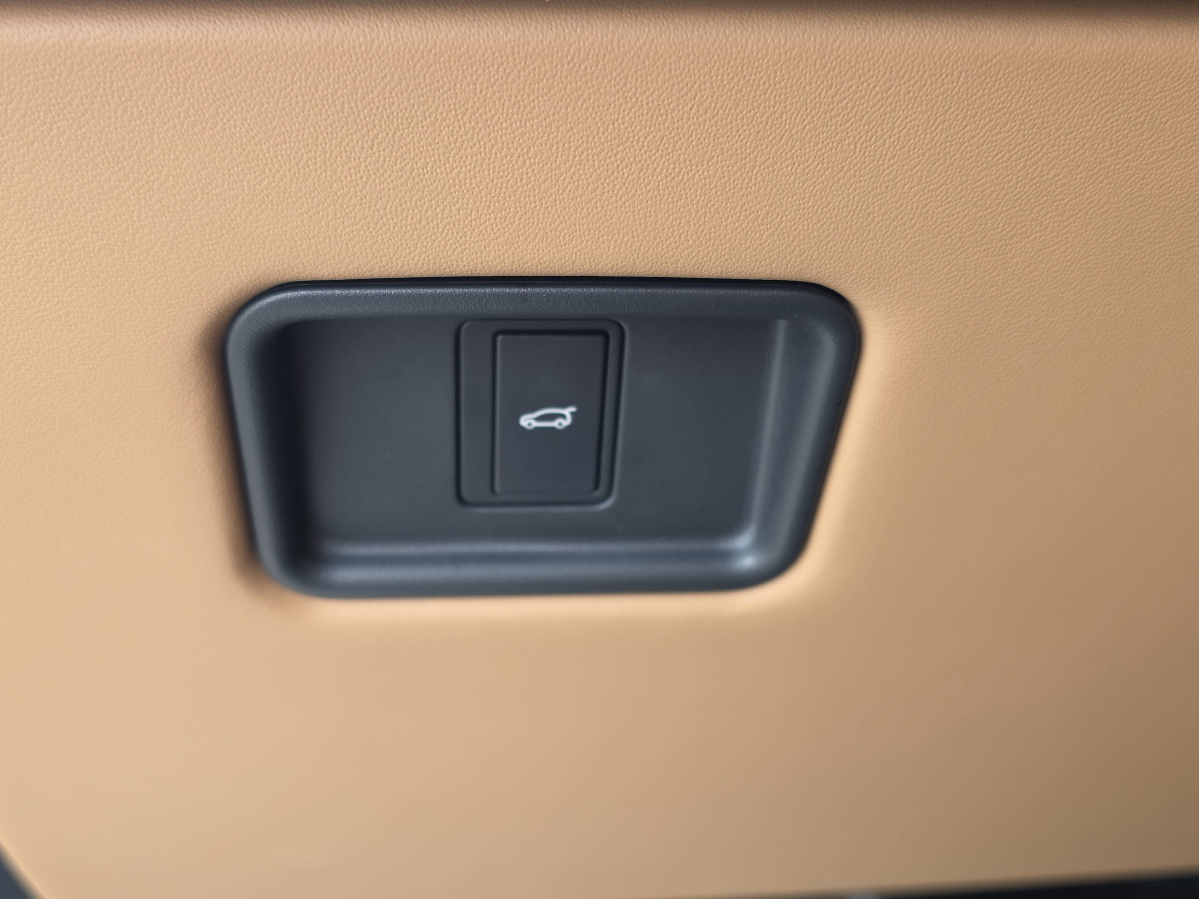 Certified 2025 Land Rover Range Rover SE image 26