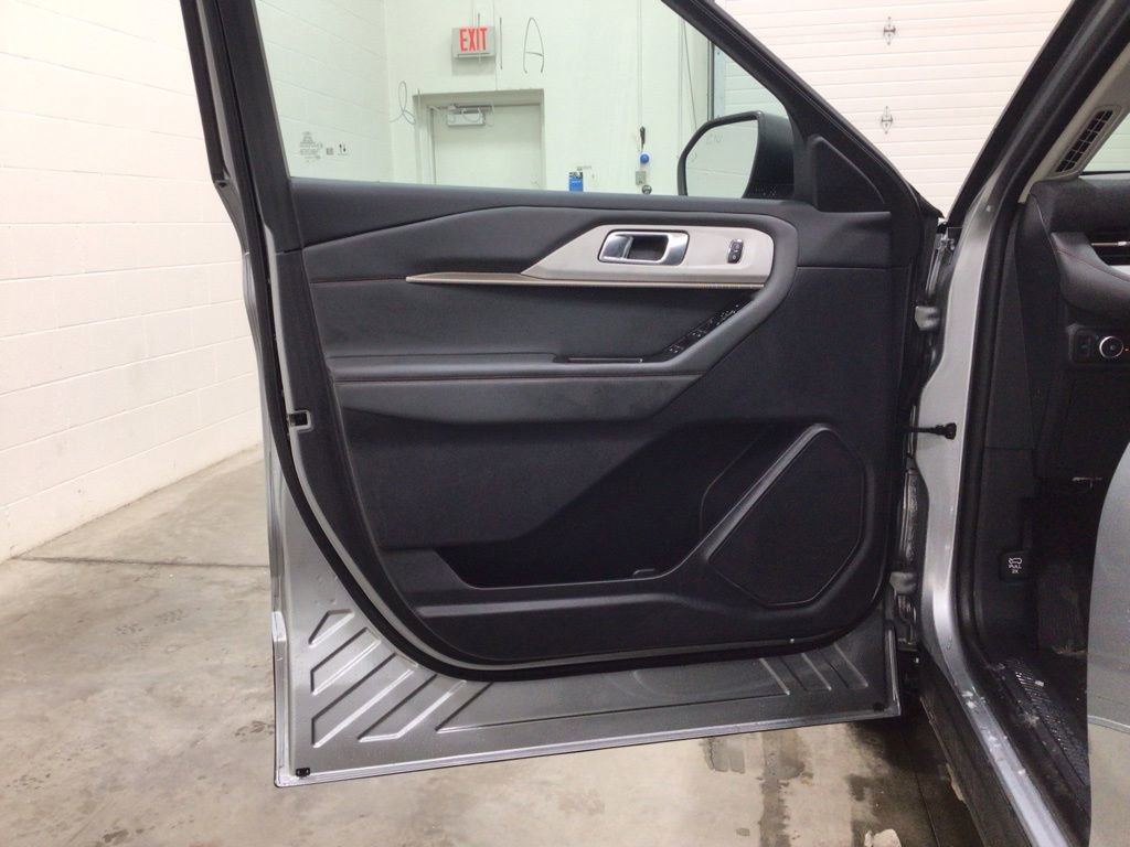 Used 2025 Ford Explorer Active w/ Active Comfort Package image 17