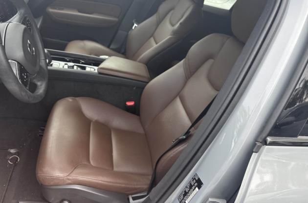 Used 2024 Volvo XC60 B5 Plus AWD/4WD image 2