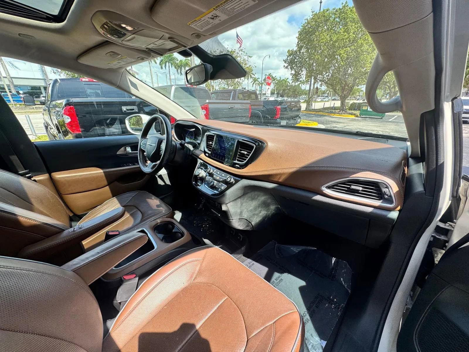 Used 2017 Chrysler Pacifica Limited w/ Advanced Safetytec Group FWD image 16