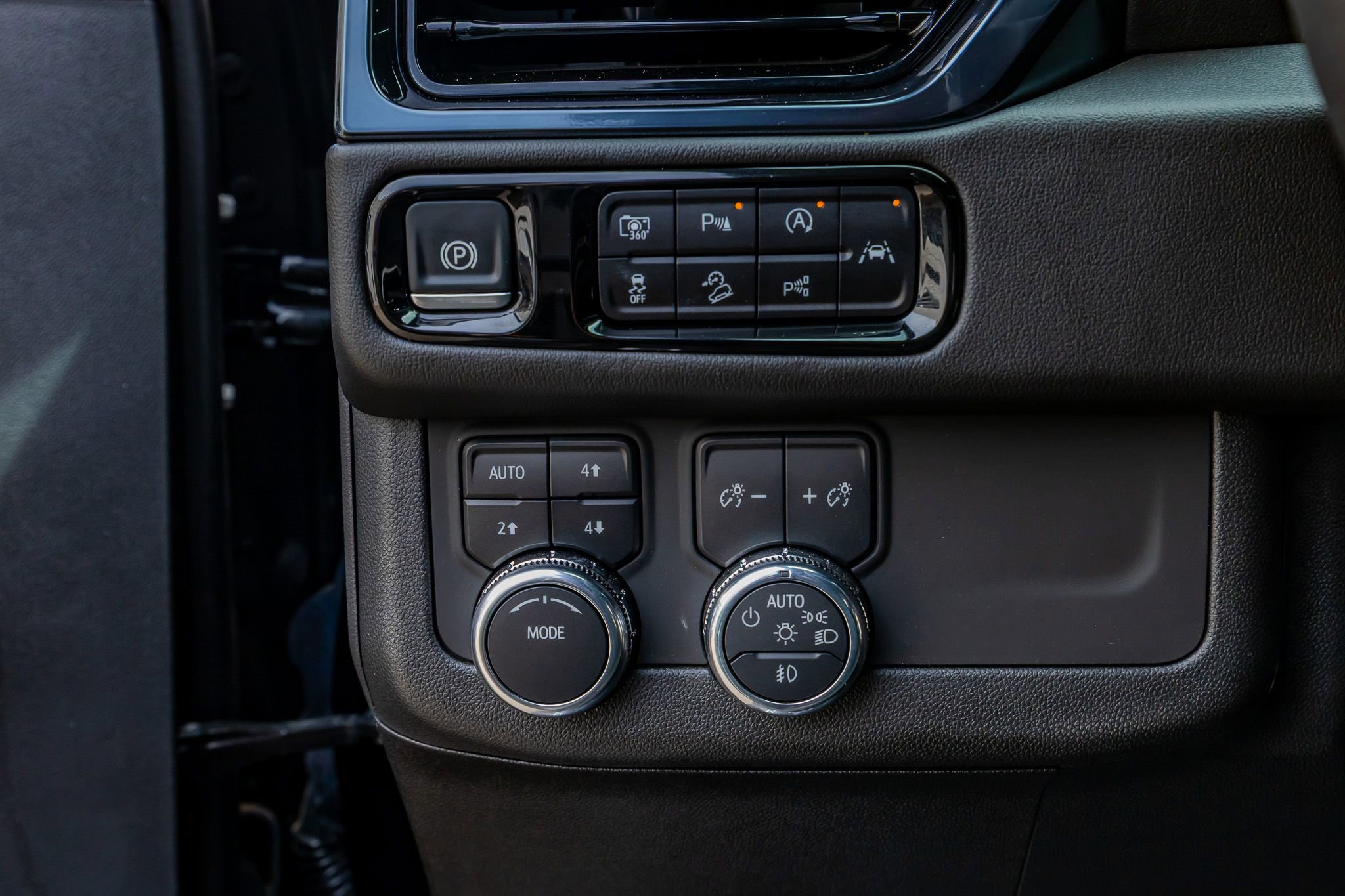 Used 2025 GMC Yukon AT4 w/ AT4 Premium Package AWD/4WD image 22