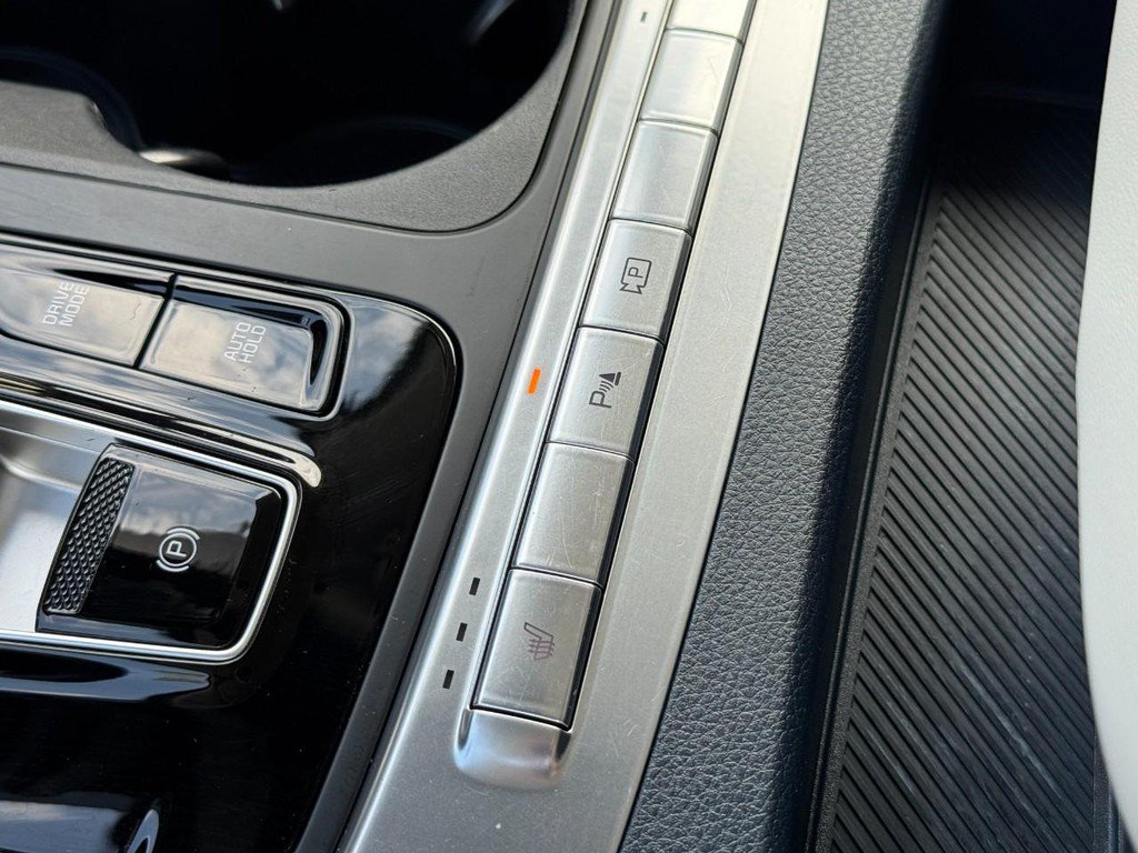 Used 2025 Kia Carnival EX FWD image 25