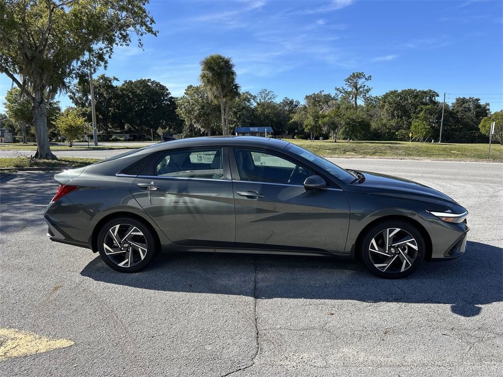 New 2025 Hyundai Elantra Limited image 9