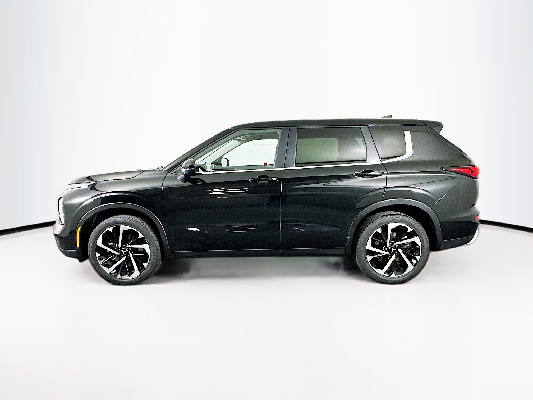 Used 2024 Mitsubishi Outlander SE Black Edition image 4