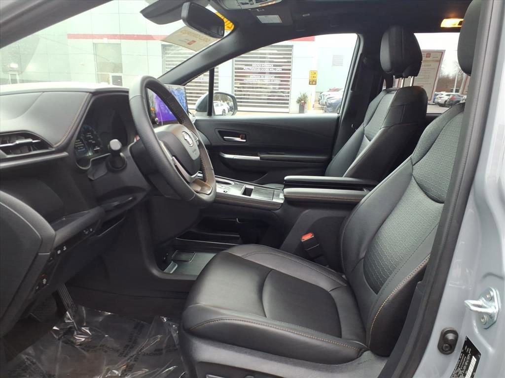 Certified 2025 Toyota Sienna XLE Woodland Edition image 6