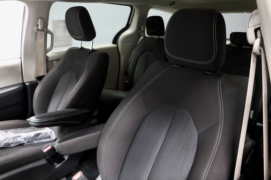 Used 2023 Chrysler Voyager LX image 27