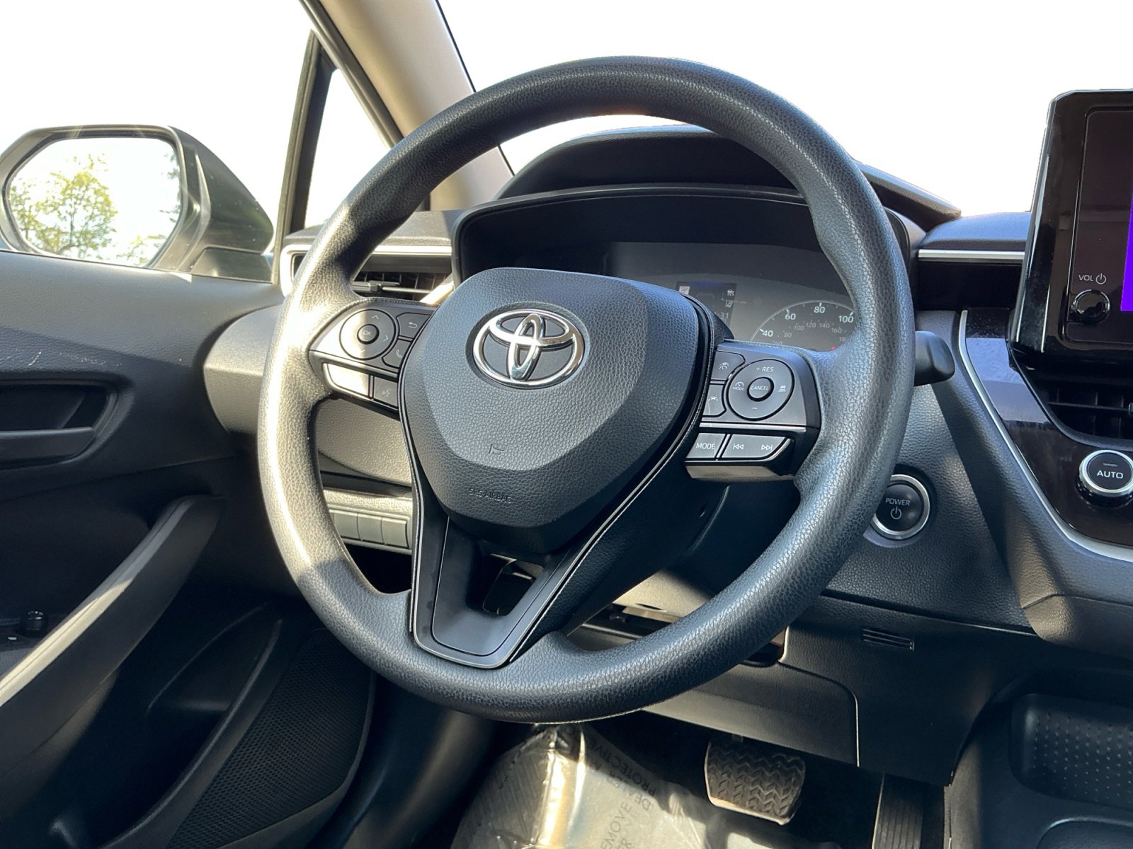 Used 2025 Toyota Corolla LE w/ Convenience Package image 11