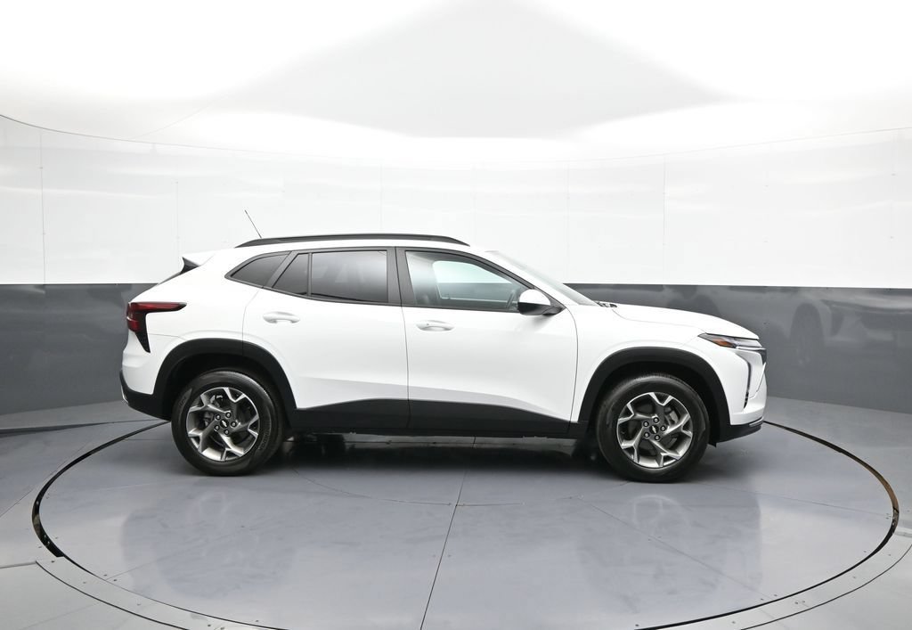Used 2025 Chevrolet Trax LT w/ LT Convenience Package FWD image 5