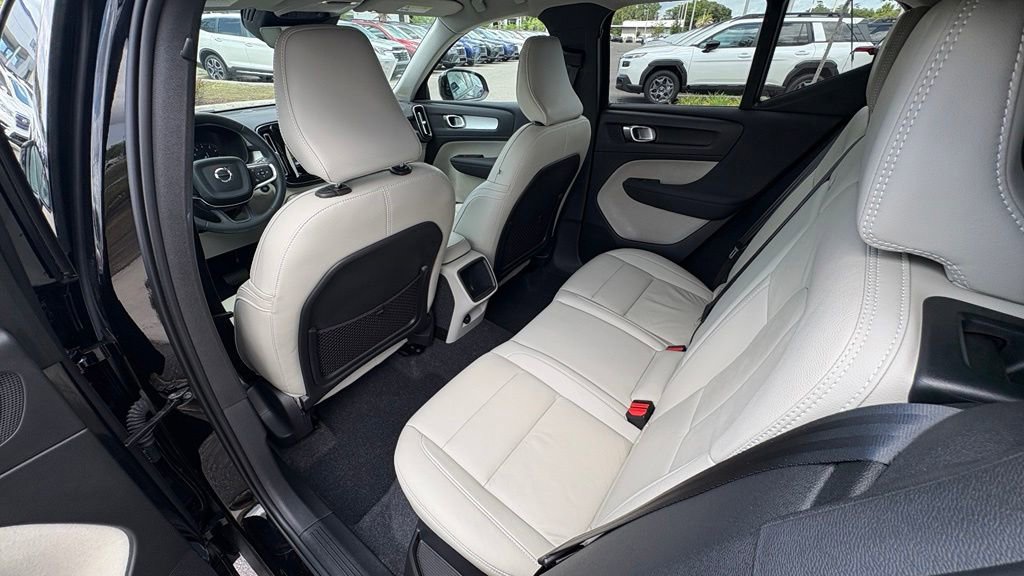 Used 2022 Volvo XC40 T4 Momentum FWD image 15