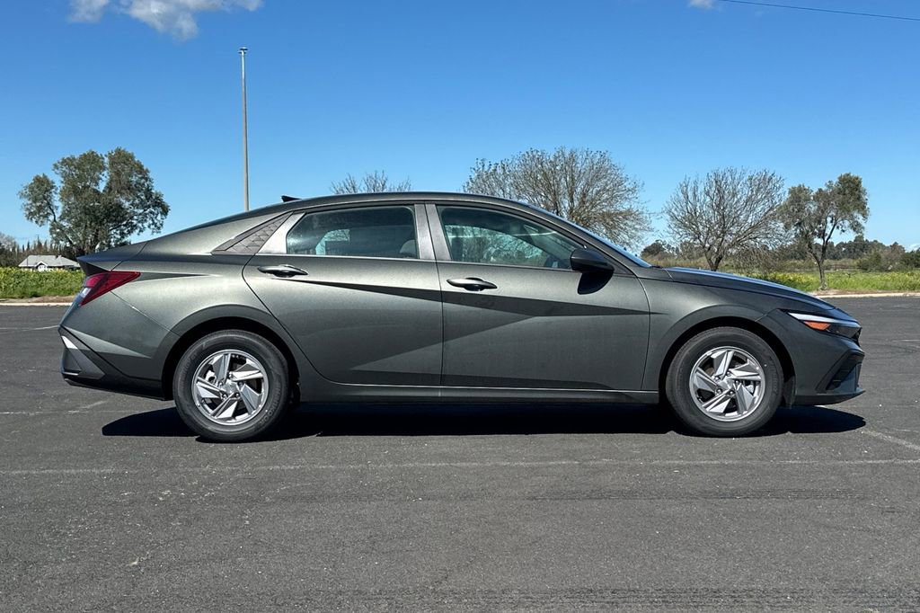 New 2026 Hyundai Elantra SE image 3