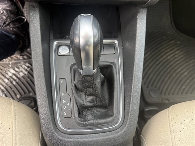 Used 2017 Volkswagen Jetta SE image 12