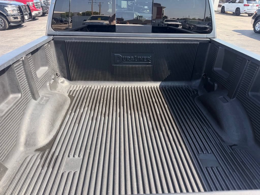 Used 2022 Nissan Titan SV RWD image 16