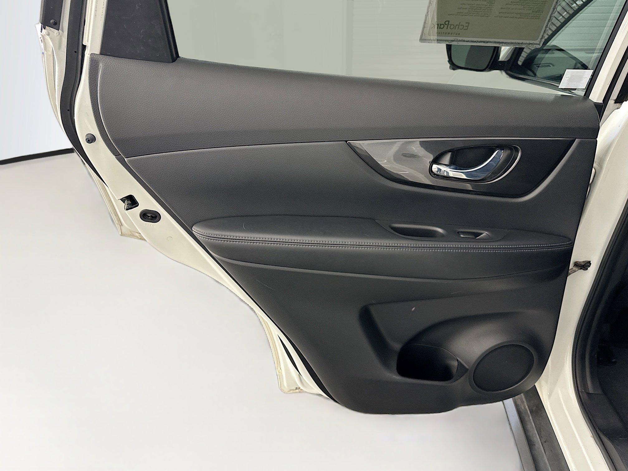 Used 2017 Nissan Rogue SV w/ SV Premium Package image 27