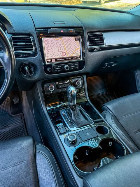 Used 2013 Volkswagen Touareg Sport image 7