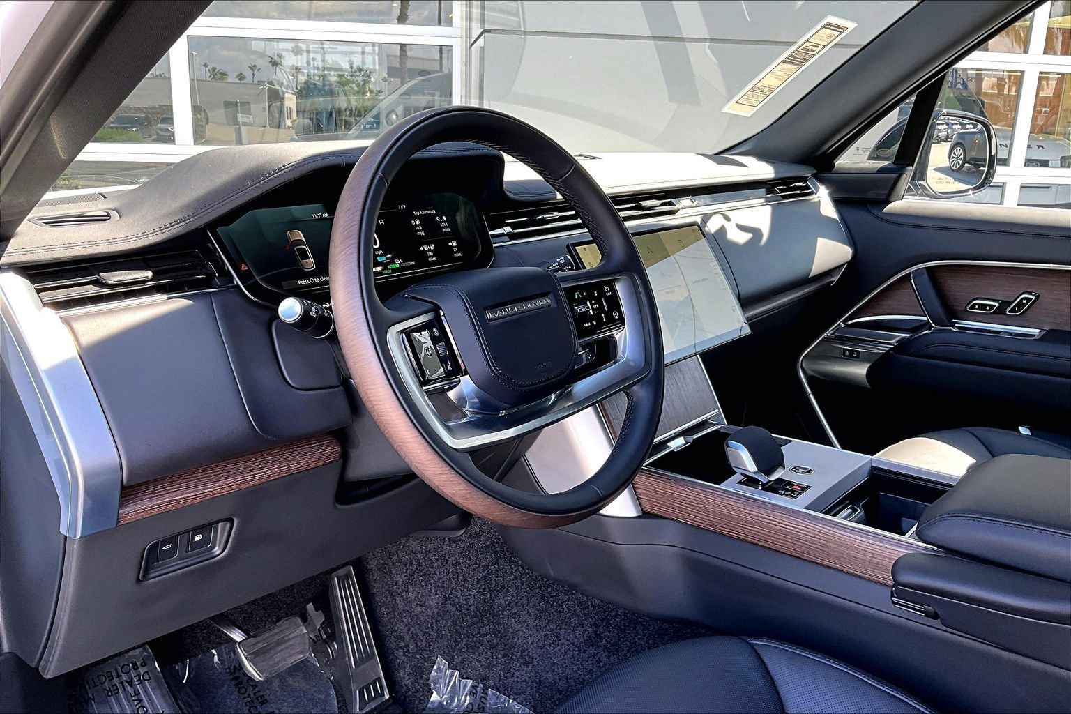 Used 2025 Land Rover Range Rover SE image 13
