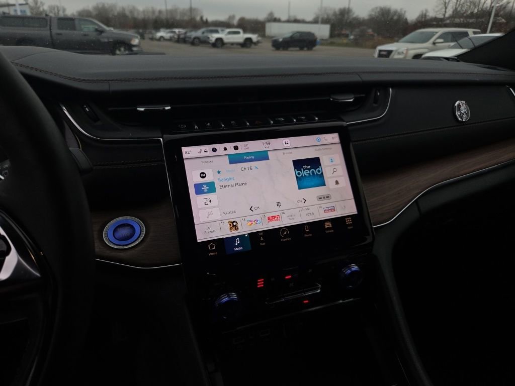 Used 2023 Jeep Grand Cherokee Summit w/ Luxury Tech Group V image 16