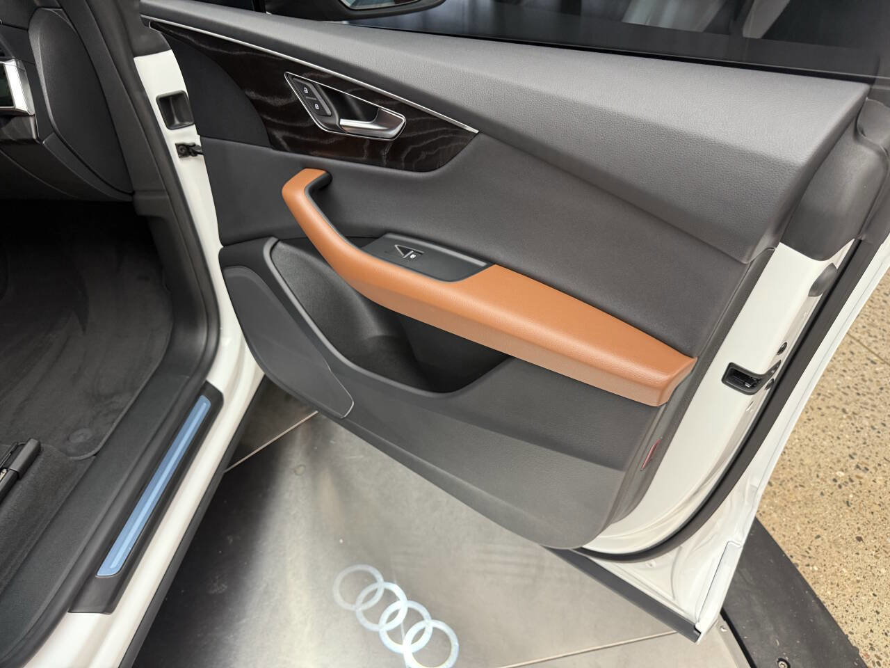 Used 2023 Audi Q8 Premium w/ Convenience Package image 22