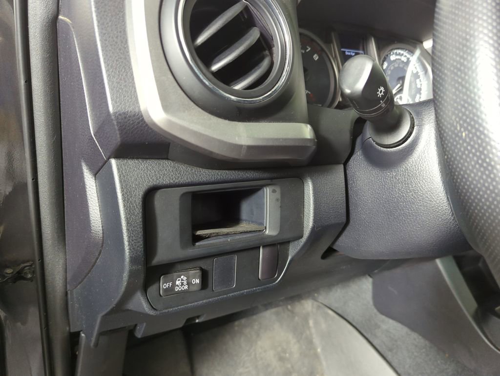 Used 2016 Toyota Tacoma SR5 w/ SR5 Appearance Package (SN) RWD image 26