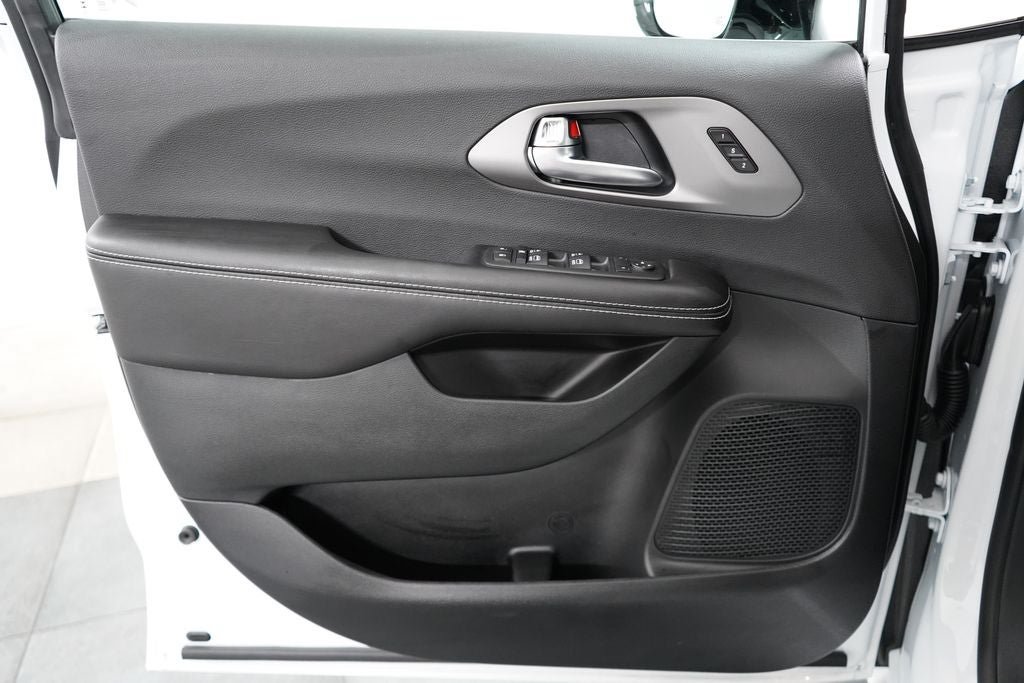 New 2027 Chrysler Pacifica Select FWD image 19