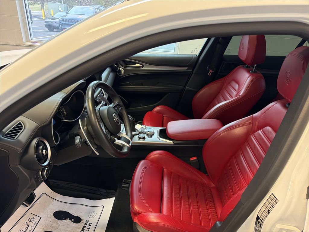 Used 2023 Alfa Romeo Stelvio Veloce image 3