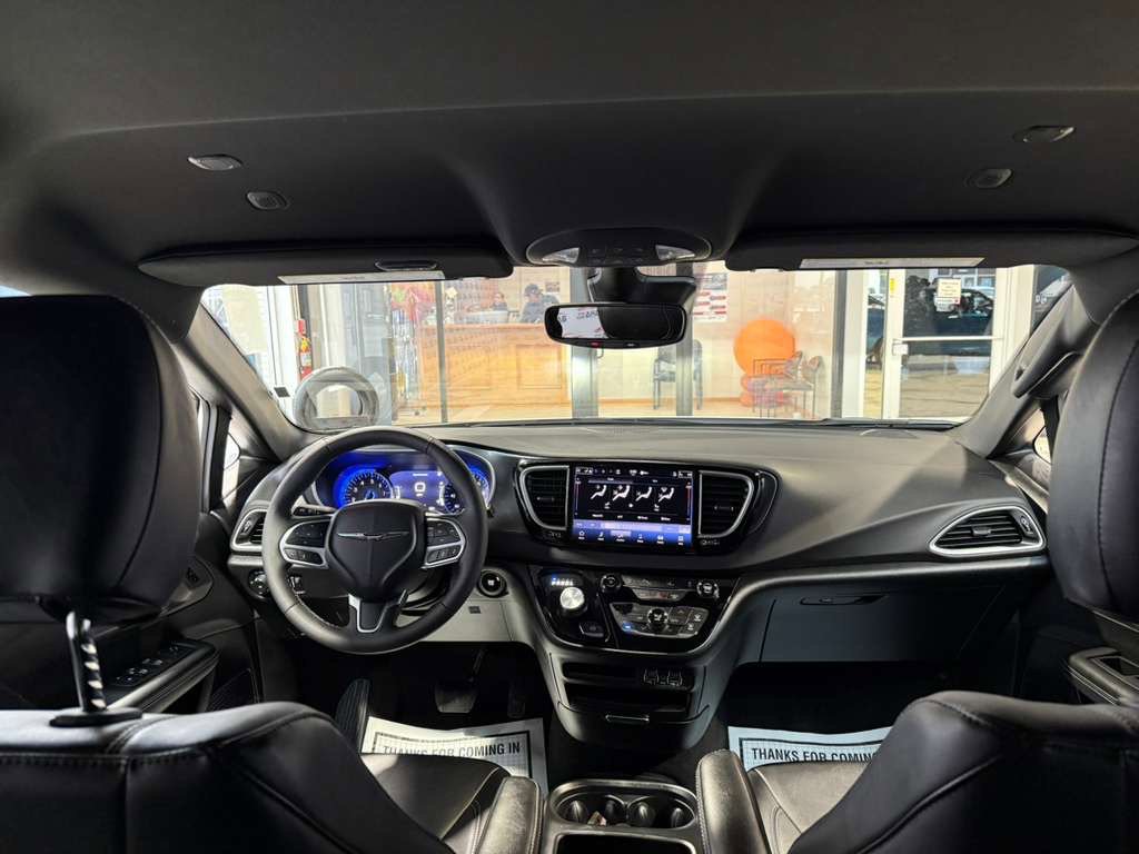 Used 2025 Chrysler Pacifica Select image 23