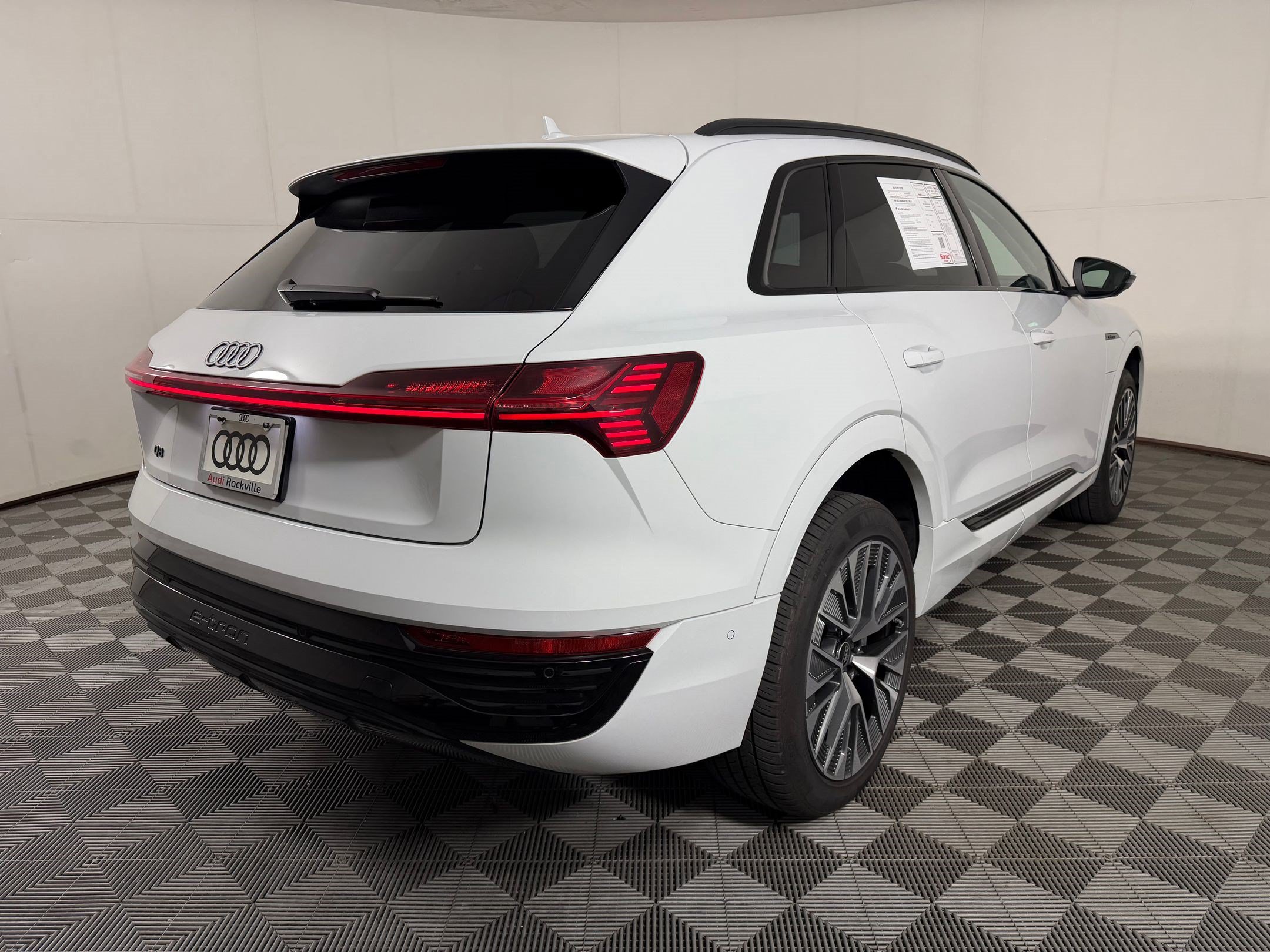 Used 2024 Audi Q8 e-tron Premium Plus w/ Premium Plus Package AWD/4WD image 9