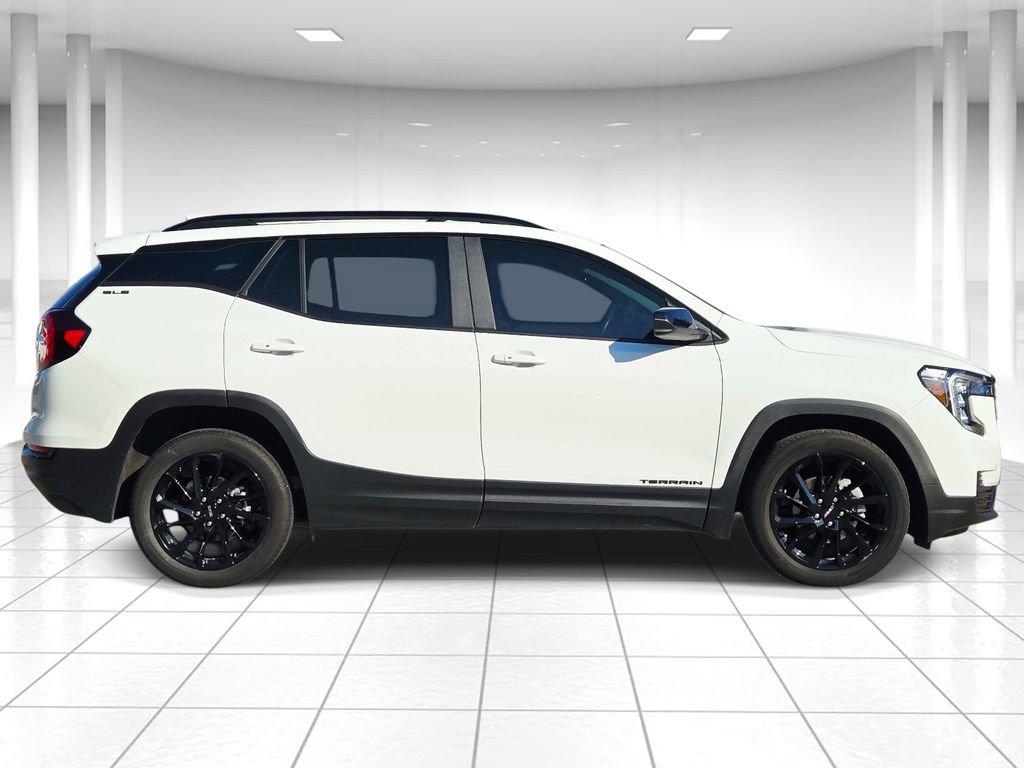 Used 2024 GMC Terrain SLE w/ Driver Convenience Package FWD image 2