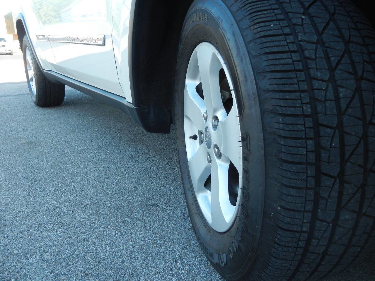 Used 2011 Jeep Grand Cherokee Laredo AWD/4WD image 21