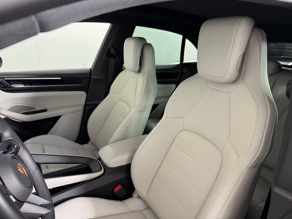 Certified 2025 Porsche Macan 4S Electric AWD/4WD image 5