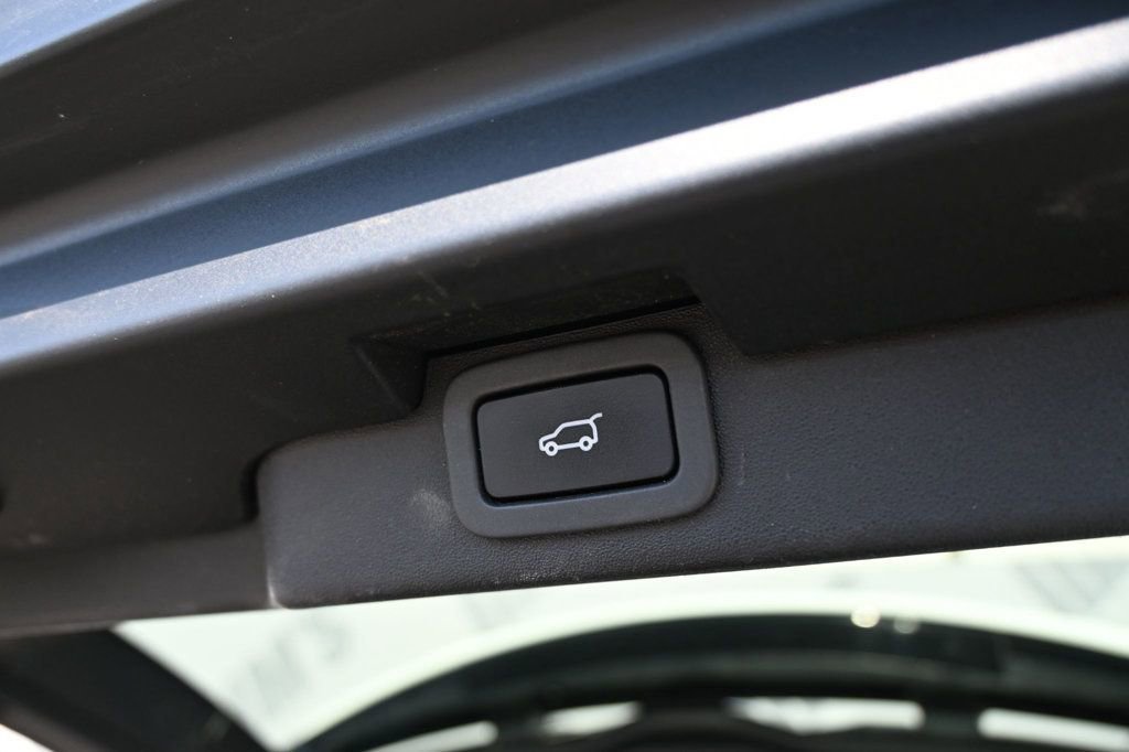 Used 2018 Land Rover Discovery SE image 20