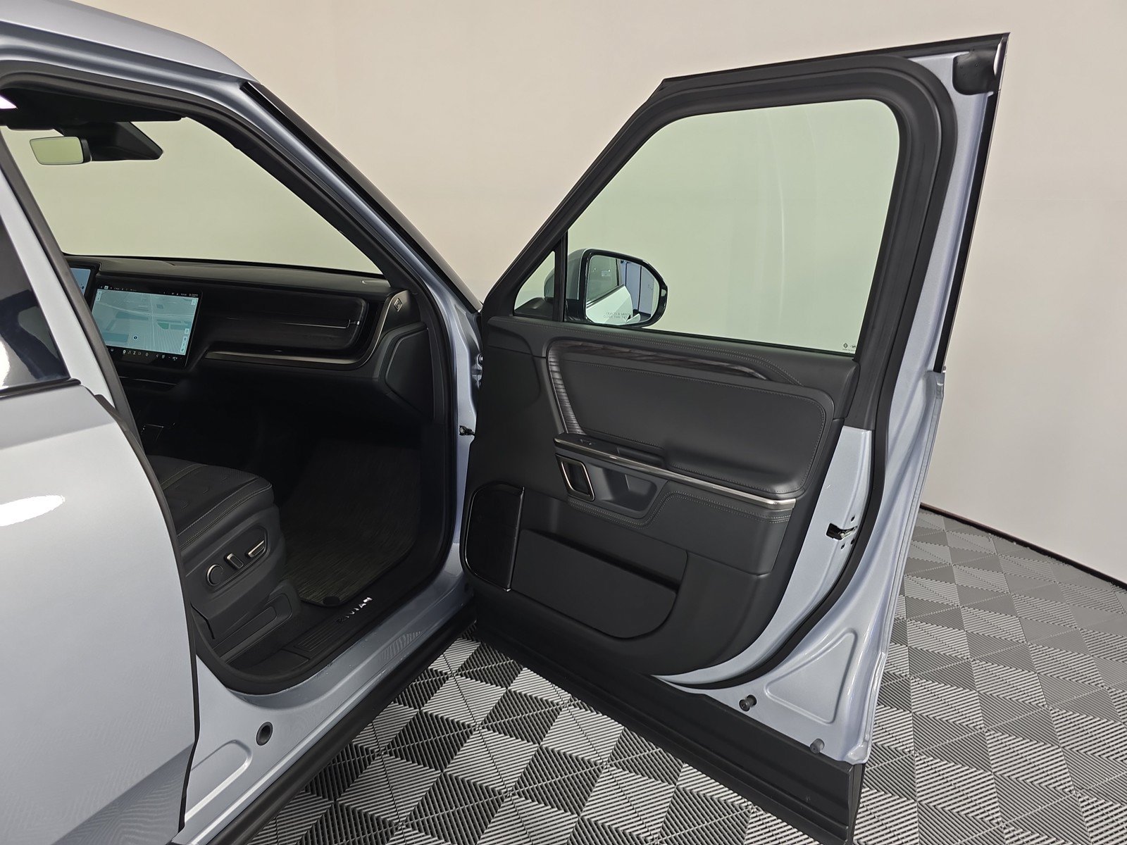 Used 2024 Rivian R1T Adventure AWD/4WD image 15