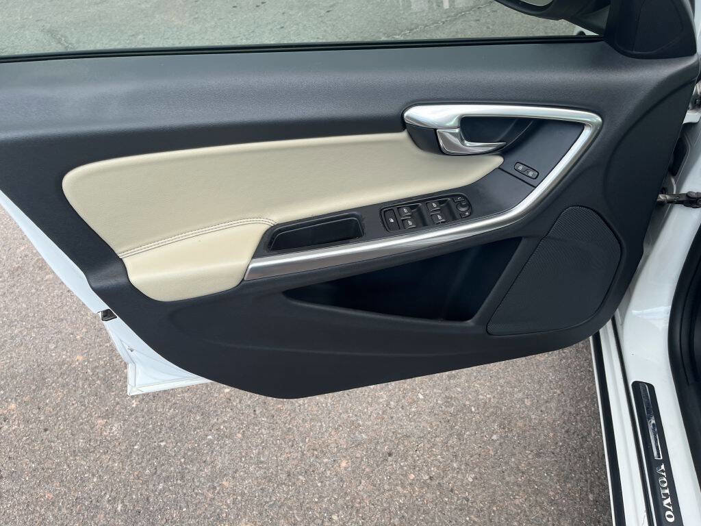 Used 2017 Volvo S60 T5 Dynamic FWD image 10