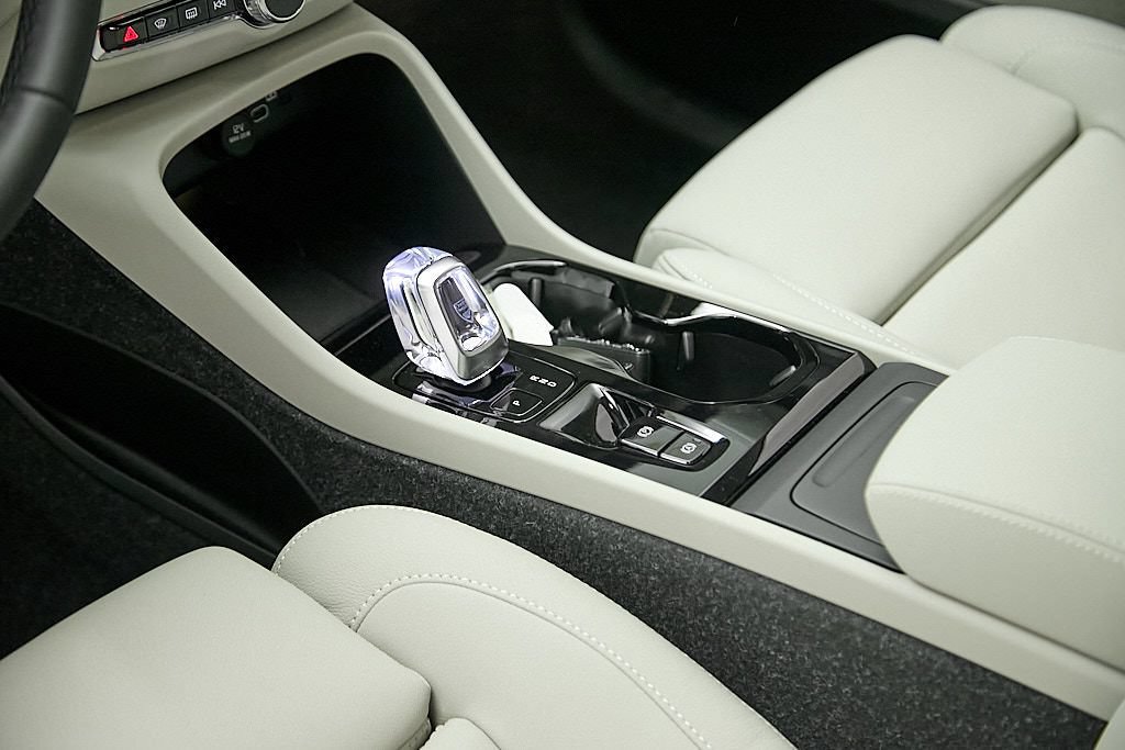 Certified 2025 Volvo XC40 B5 Ultra AWD/4WD image 16