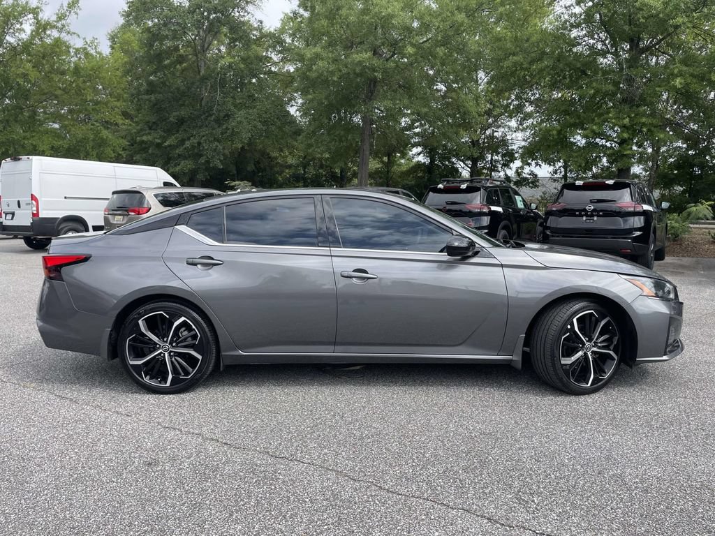 Used 2024 Nissan Altima 2.5 SR w/ SR Premium Package FWD image 2