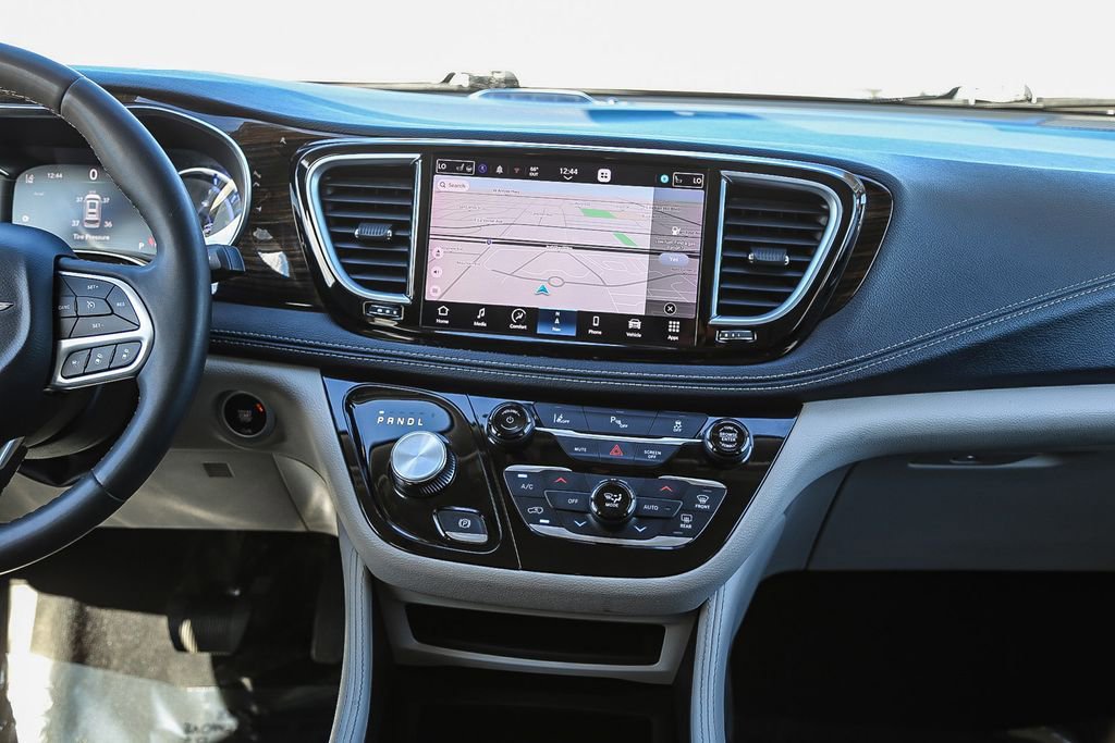 Used 2023 Chrysler Pacifica Limited image 14