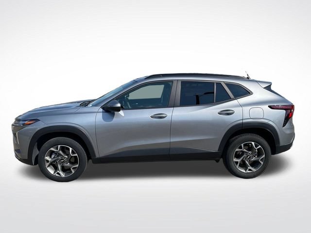 Used 2025 Chevrolet Trax LT FWD image 2