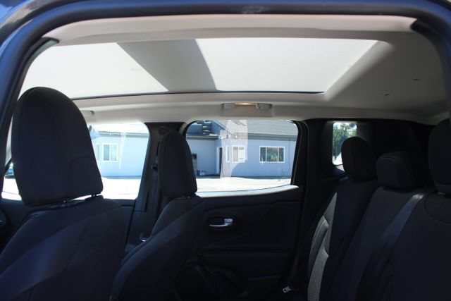 Used 2023 Jeep Renegade Altitude w/ Sun/Sound Group AWD/4WD image 39