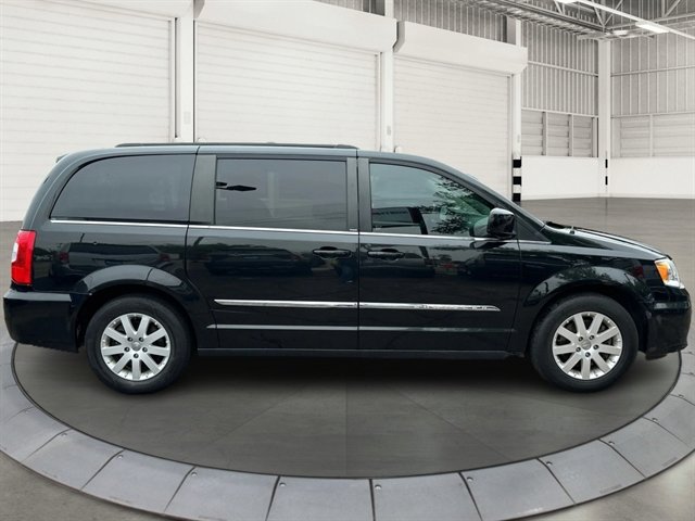 Used 2014 Chrysler Town & Country Touring FWD image 6