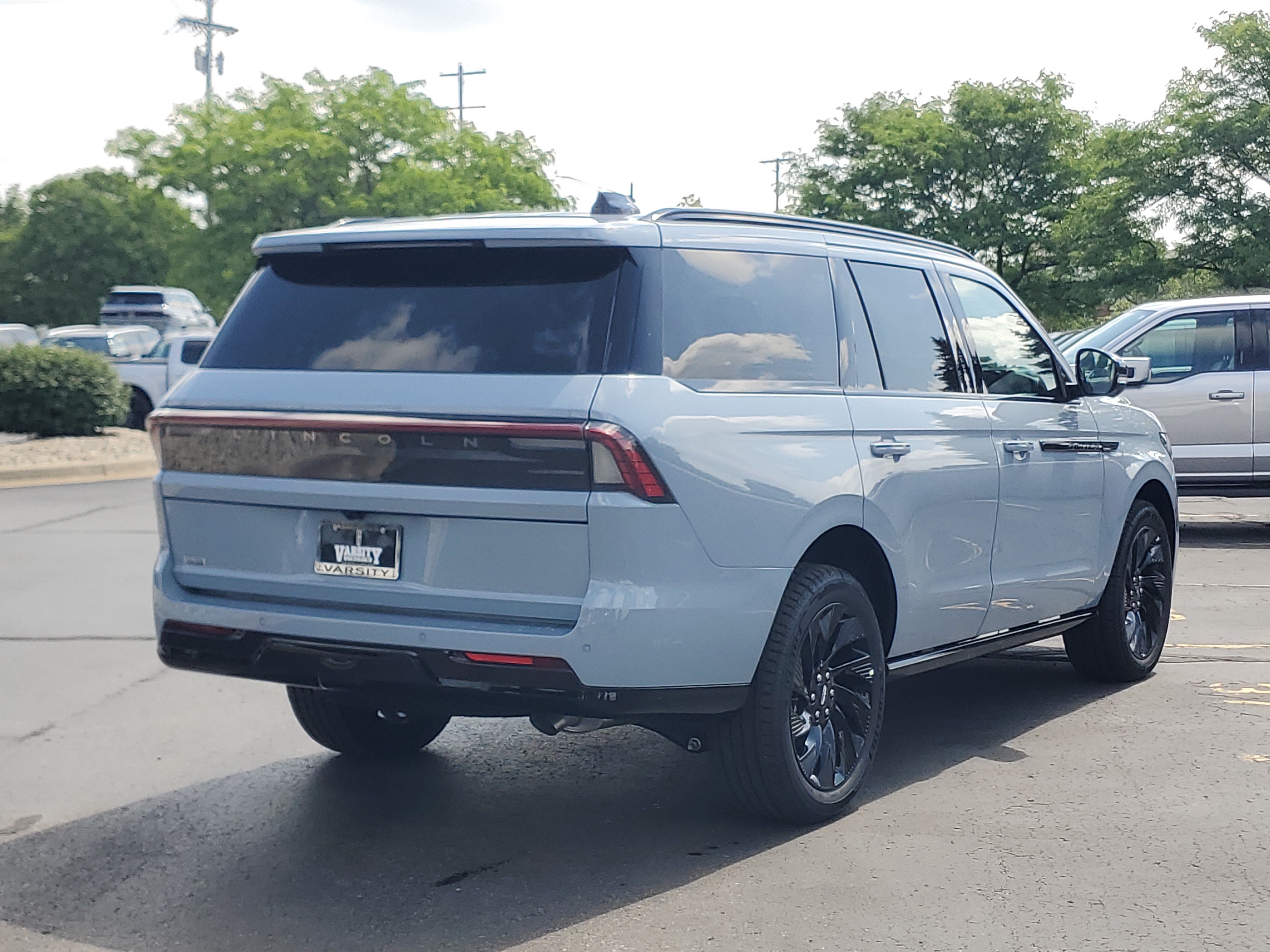 New 2026 Lincoln Navigator Reserve w/ Jet Appearance Package AWD/4WD image 4