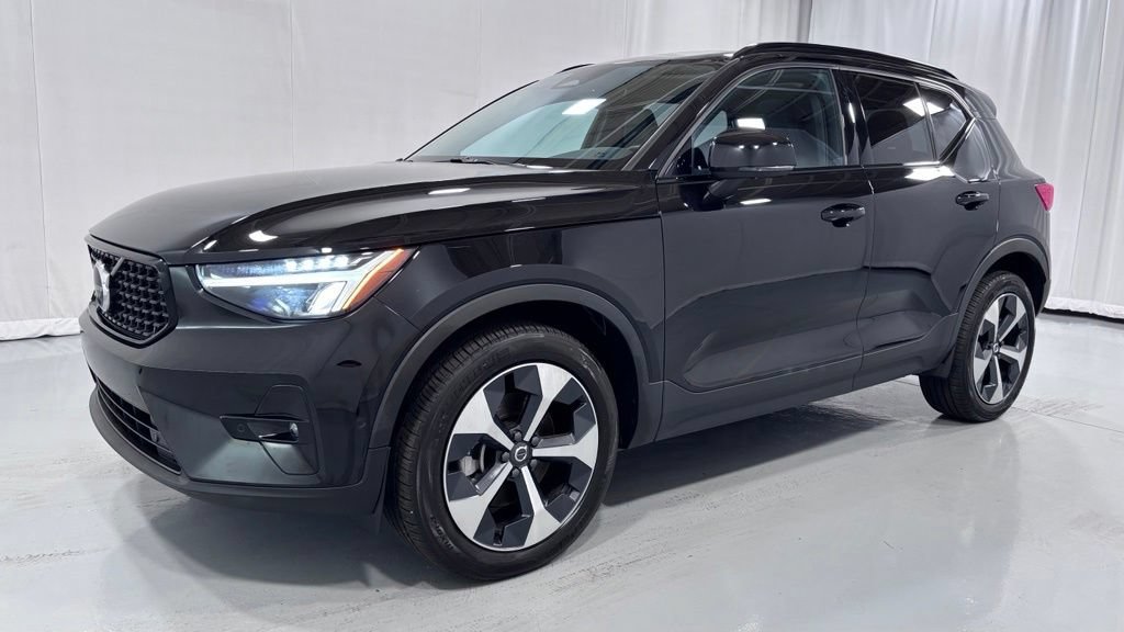 Certified 2025 Volvo XC40 B5 Plus AWD/4WD image 1