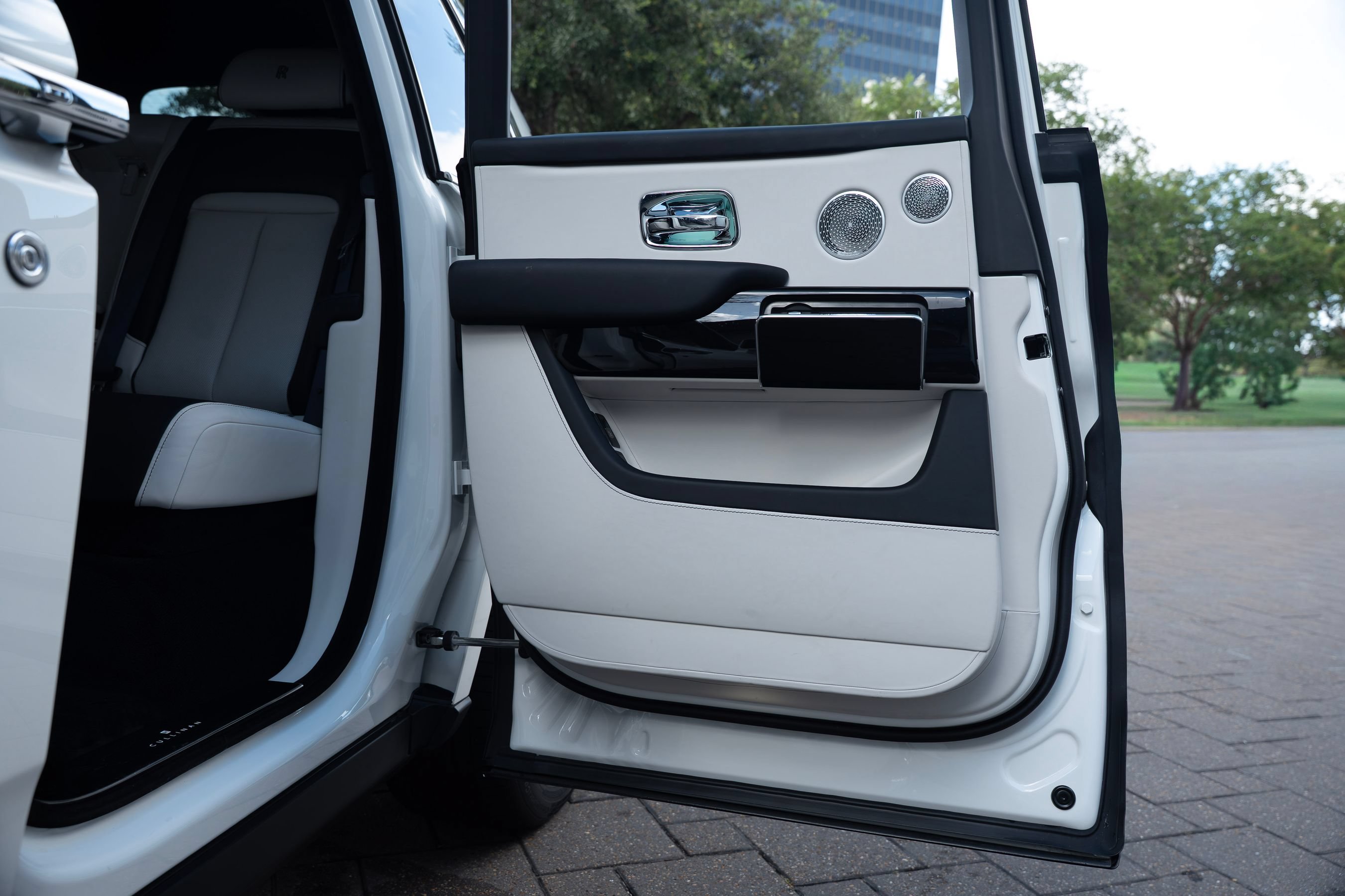 Used 2024 Rolls-Royce Cullinan AWD/4WD image 10