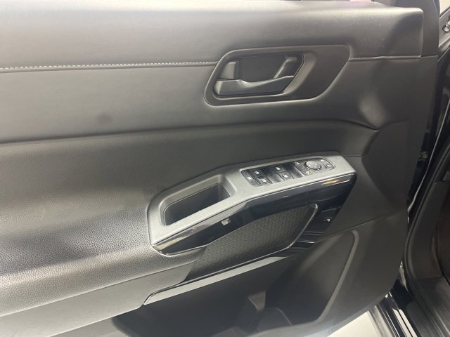 Used 2023 Nissan Pathfinder S image 6