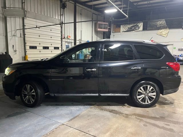 Used 2018 Nissan Pathfinder SV image 3