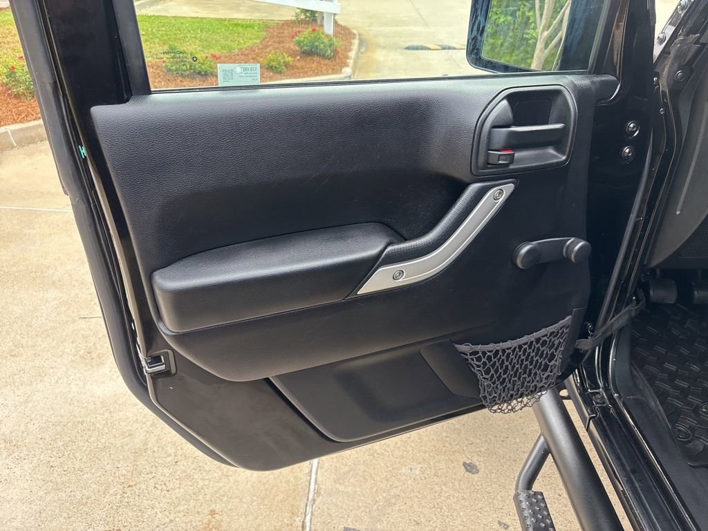 Used 2016 Jeep Wrangler Rubicon w/ Connectivity Group image 24