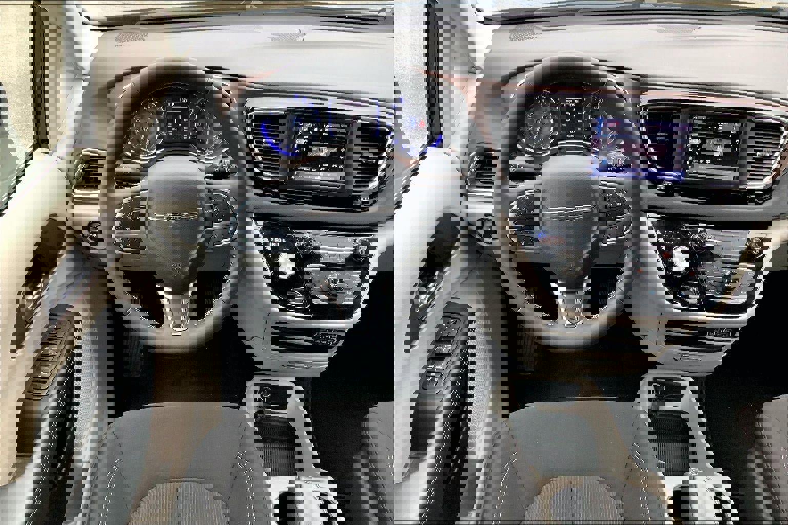 Used 2024 Chrysler Voyager LX image 5